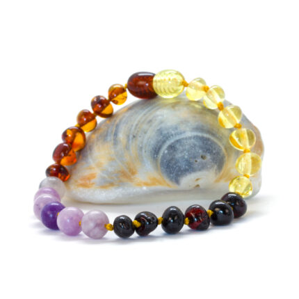 Brățară din chihlimbar baltic și lepidolit în combinație de culori calde și reci, fundal scoică naturală